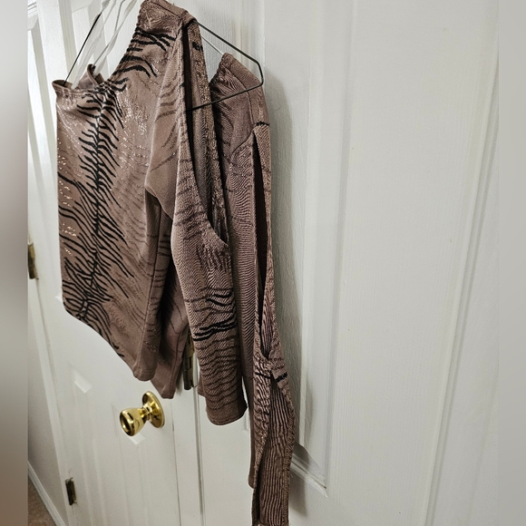 1 shoulder animal design top - Picture 6 of 7